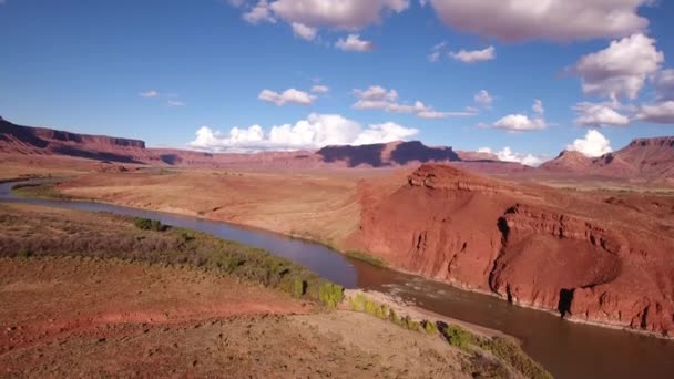 在犹他州的一条平静的沙漠河上漂流艇的高空射击 — 图库视频影像