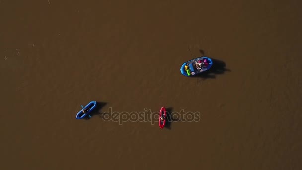 Aérea Una Familia Flotando Río Abajo Desierto Seco — Vídeos de Stock