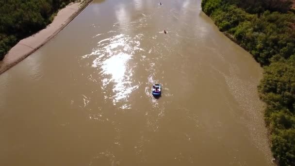 在犹他州的沙漠中漂浮在科罗拉多河上的人的空中 — 图库视频影像