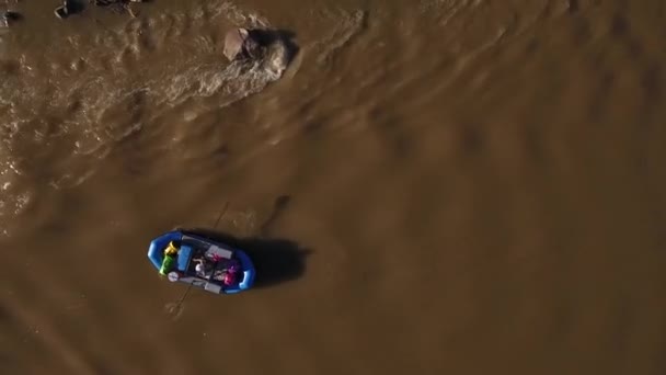 犹他州一条平静的沙漠河上的一艘小船的空中拍摄 — 图库视频影像