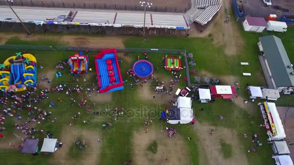 Antenn Skott Familjer Rural Mässa Med Åkattraktioner — Stockvideo