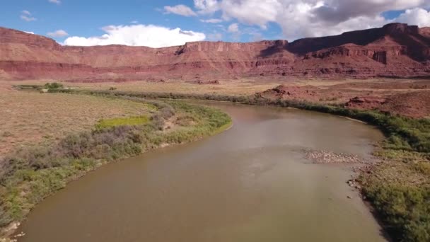 犹他州摩押附近的凯夫比尤茨和河流的空中飞行 — 图库视频影像