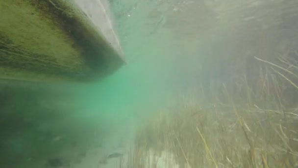 Una Toma Submarina Barco Moviéndose Océano Caribeño Poco Profundo — Vídeo de stock