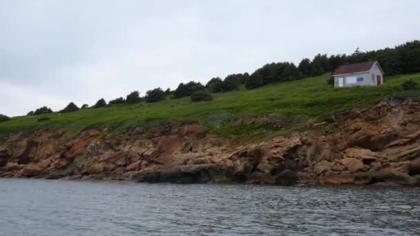 在布列塔尼岛的岩石海岸美丽的小屋 — 图库视频影像