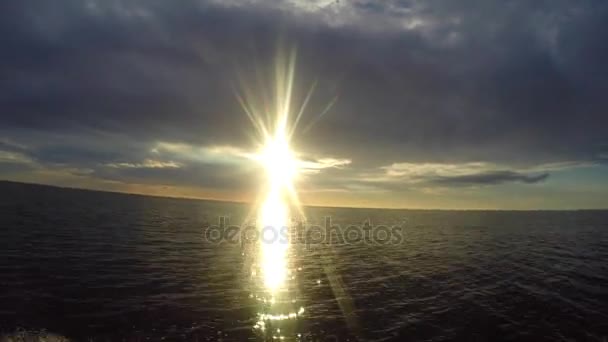 Crociere Barca Sull Oceano Durante Tramonto — Video Stock