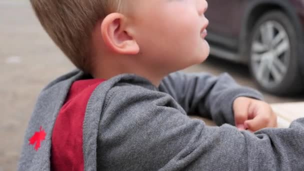 Çocuk Bir Külah Dondurma Yiyor — Stok video