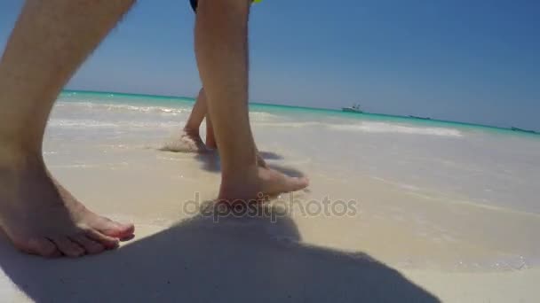 Couple Walks Sandy Beach Caribbean Ocean — Stock Video