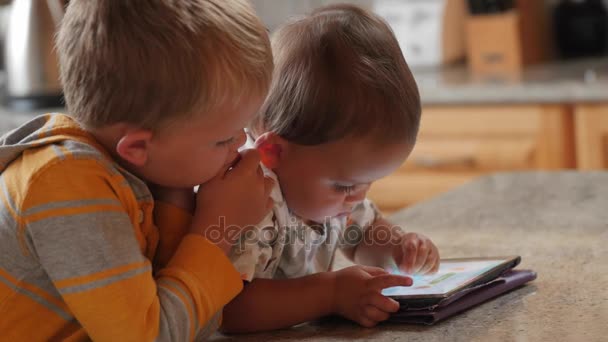 Bonitos Meninos Brincando Com Ipad Dentro Casa — Vídeo de Stock