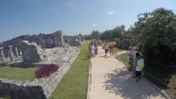 Editoriale Girato Turisti Sul Lato Spiaggia Rovine Maya Tulum Messico — Video Stock