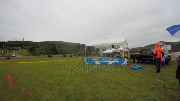 Touristes Éditoriaux Regardant Les Danseurs Pendant Les Matchs Des Highlands — Video