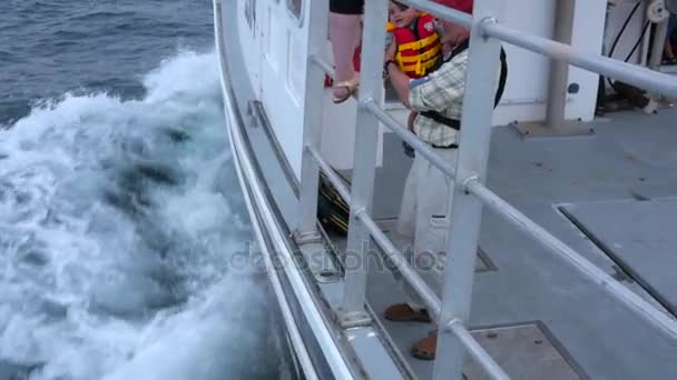 Családi Hajózás Egy Kereskedelmi Fishing Boat Ban Köpeny Hittestvérek — Stock videók