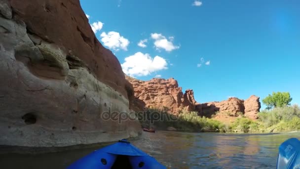 Famiglia Kayak Sul Fiume Colorado Vicino Moab Deserto Dello Utah — Video Stock