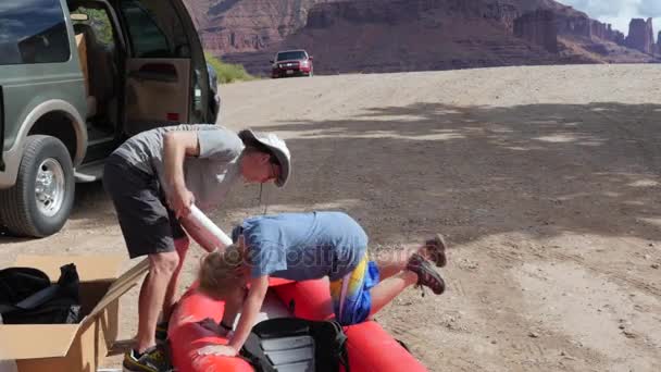 Famiglia Pompare Kayak Fiume Correre Fiume Colorado — Video Stock