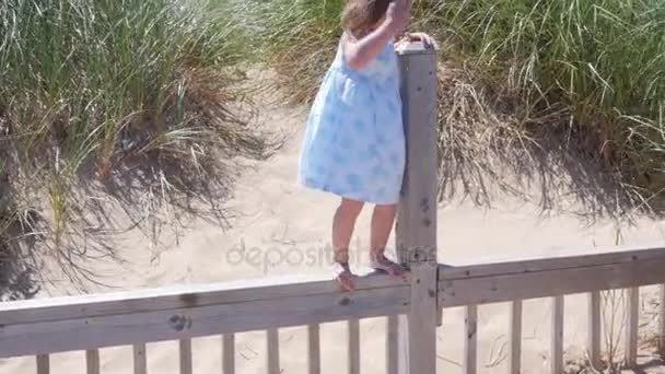 Tiro Divertido Crianças Pulando Trilhos Por Uma Praia — Vídeo de Stock