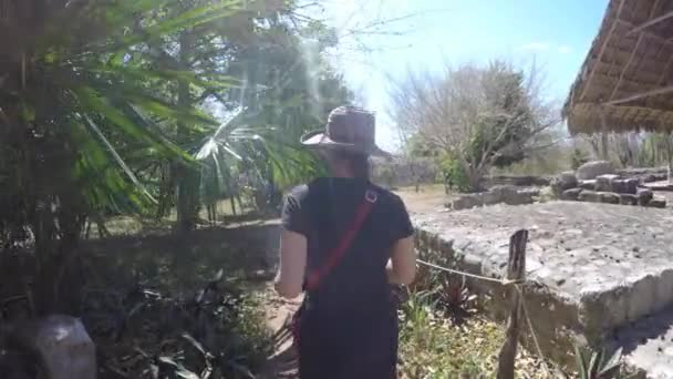 Gimbal Shot Tourist Woman Walking Balam Mayan Ruins — Stock Video