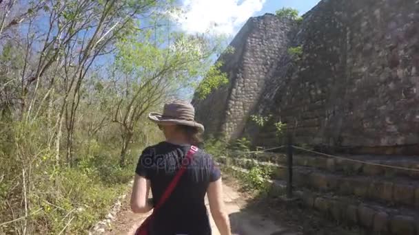 Gimbal Tiro Mulher Turista Andando Balam Mayan Ruins — Vídeo de Stock
