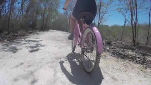 Lady Montando Una Bicicleta Camino Tierra Selva Mexicana — Vídeos de Stock