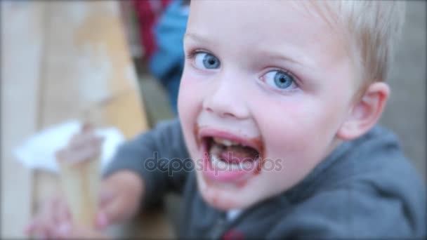 Мальчик Ест Мороженое Конусе — стоковое видео