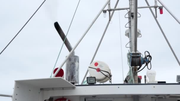 Stora Kommersiella Fiskebåt Utanför Kusten Cape Breton Island — Stockvideo