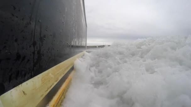Nízké Shot Probuzení Velké Rybářské Lodi Oceánu — Stock video