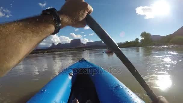 Män Kajaker Och Flottar Colorado Floden Nära Moab Utah — Stockvideo