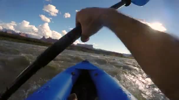 カヤック モアブ ユタ州の近くにコロラド川のいかだの男 — ストック動画
