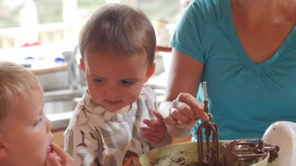 Moeder Maken Van Een Taart Met Superleuke Jongens Een Keuken — Stockvideo