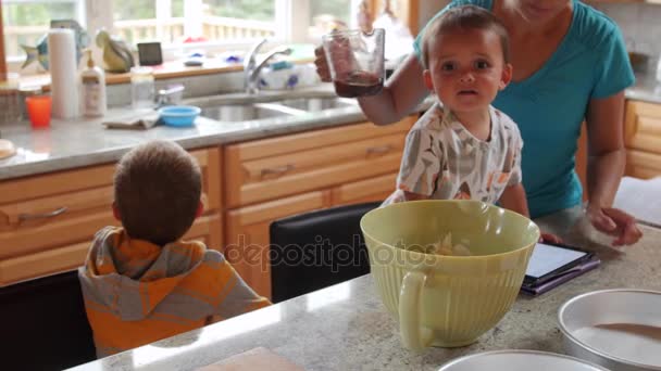 Moeder Maken Van Een Taart Met Haar Kleine Jongens Keuken — Stockvideo