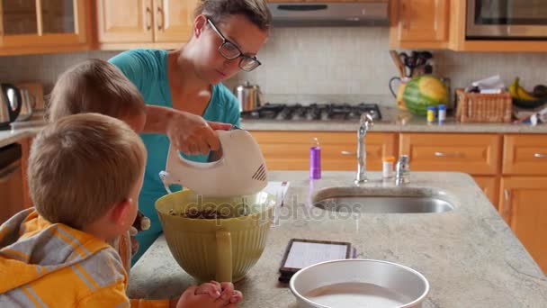Moeder Maken Van Cake Met Kleine Jongens Keuken Dolly Schot — Stockvideo