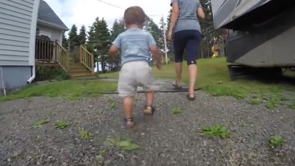 Matka Chodzenie Ścieżkę Chłopca — Wideo stockowe
