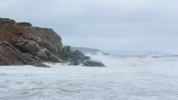 Vagues Océaniques Atterrissant Sur Des Rochers Cap Breton — Video