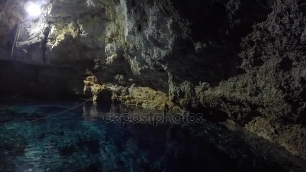 Panning Foto Persone Che Nuotano Fresco Cenote Messico — Video Stock