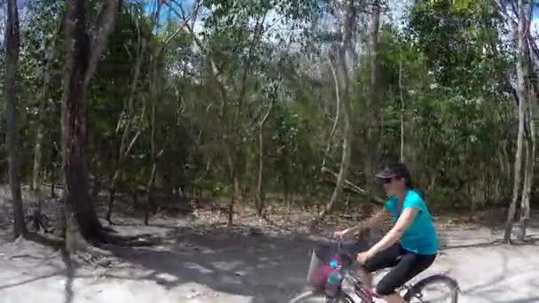 Schot Van Een Vrouw Fietsen Door Jungle Bij Maya Ruïnes — Stockvideo