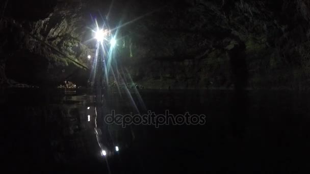 Tiro Turista Nadando Oscuro Pozo Cenote México — Vídeo de stock