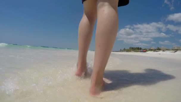 Shot Van Vrouw Lopen Tropische Oceaan Strand — Stockvideo