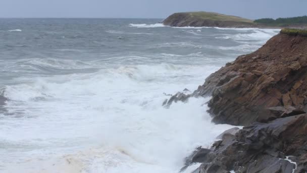 Slow Motion Shot Van Grote Oceaan Golven Rotsachtige Kustlijn Storm — Stockvideo