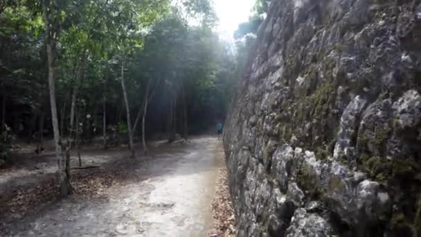 Toeristen Rondlopen Grote Maya Ruïnes Mexico Van Coba — Stockvideo