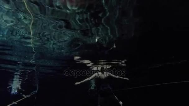Podvodní Záběr Turistů Koupání Tmavých Čerstvé Cenote — Stock video