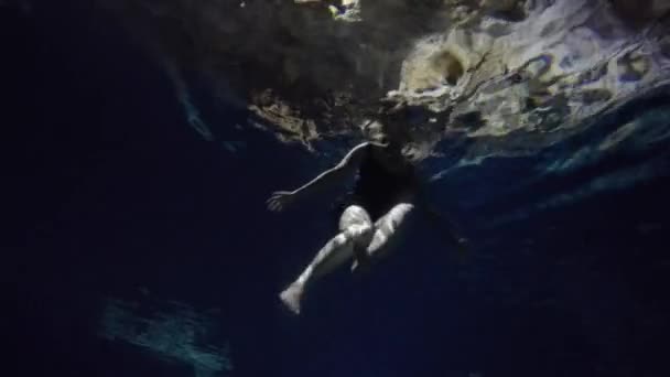 Unterwasseraufnahme Einer Dunkler Cenote Schwimmenden Frau — Stockvideo