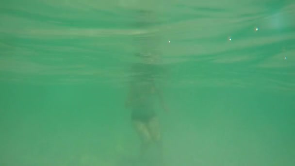 Подводный Кадр Женщины Плавающей Тропическом Океане — стоковое видео