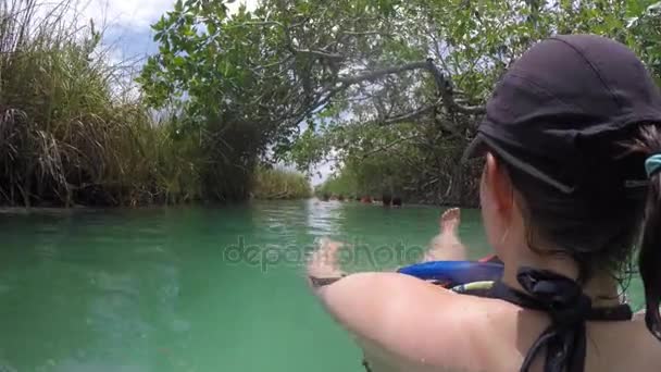 Женщина Плывущая Древнему Каналу Майя — стоковое видео