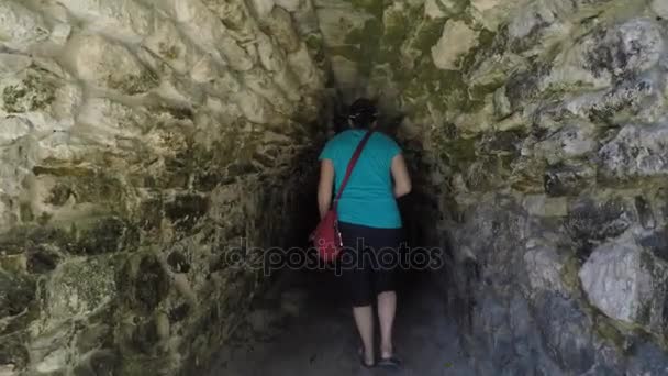 Donna Nell Antico Tunnel Maya Coba — Video Stock