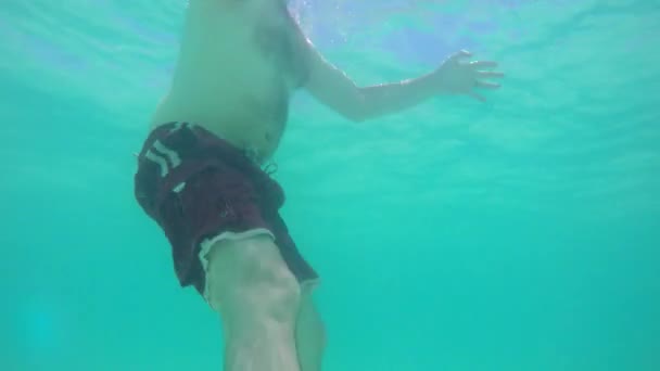 Tiro Subaquático Homem Nadando Água Caribe — Vídeo de Stock