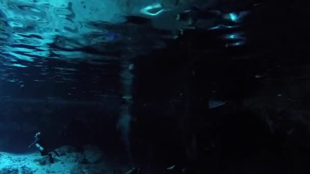 Prise Vue Sous Marine Personnes Plongeant Dans Une Grotte Cenote — Video