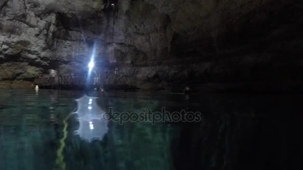 Underwater Shot Tourists Swimming Dark Fresh Water Cenote — Stock Video