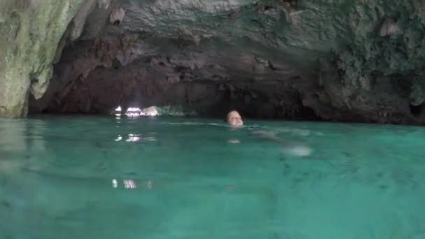 Mulher Nadando Caverna Subterrânea Cenote México — Vídeo de Stock