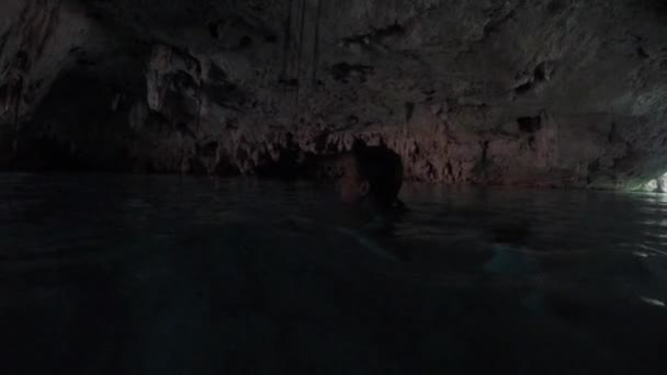 Kvinnen Svømmer Underjordisk Grotte Mexico – stockvideo