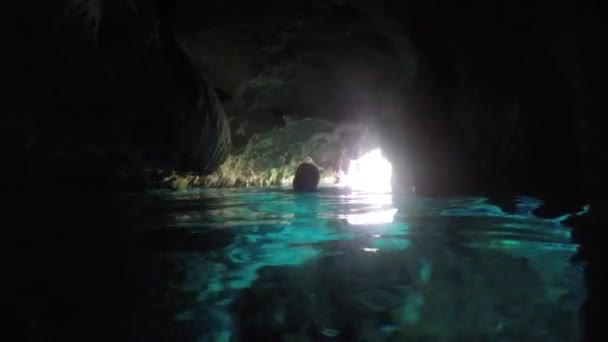 Mulher Nada Caverna Subterrânea Água Cenote México — Vídeo de Stock