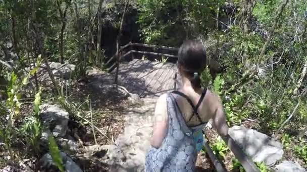 Mujer Entrando Cenote Balaam — Vídeos de Stock