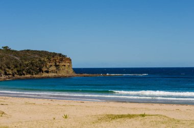 Güneşli bir günde çakıllı plaj
